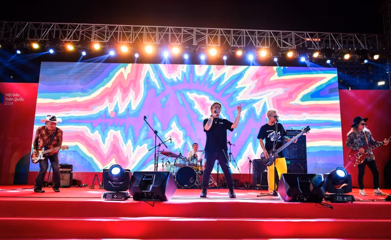 The appearance of Microwave, one of the legends of Vietnamese rock music, creates an “explosive atmosphere” on the stage. The appearance of Microwave, one of the legends of Vietnamese rock music, creates an “explosive atmosphere” on the stage.
