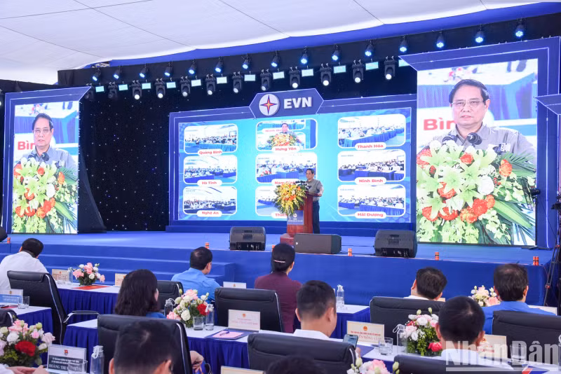 PM Pham Minh Chinh speaks at the inauguration ceremony for the Circuit-3 500kV transmission line.
