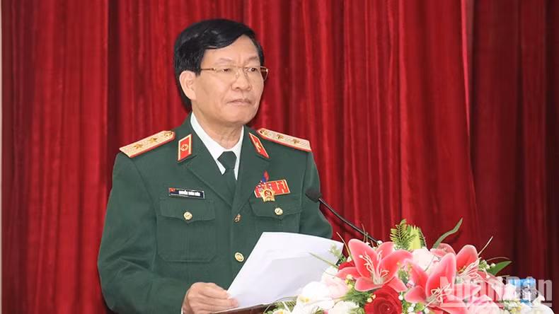 Lieutenant General, Associate Professor, Dr. Nguyen Xuan Kien speaks at the conference.