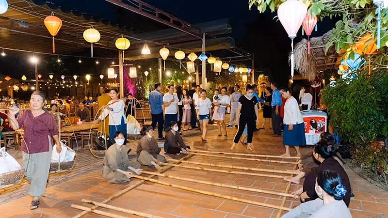 Tourists explore the space of the countryside market and experience traditional folk games while enjoying the "Tinh hoa Bac Bo" (The Quintessence of Tonkin) show. (Source: Tinh hoa Bac Bo Fanpage)