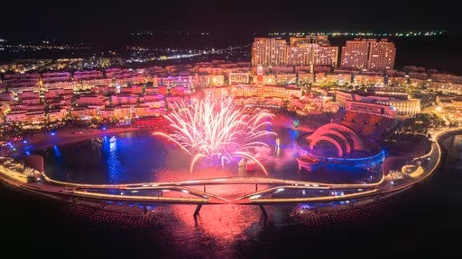 Sun Paradise Land Phu Quoc "lights up" with water fireworks from the Symphony of the Sea show. (Photo: Sun Group)