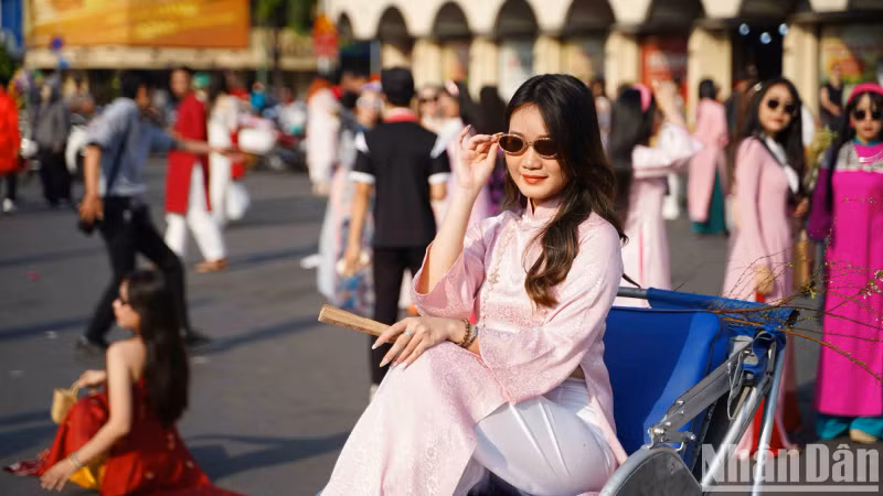 Tam Anh (in District 8, Ho Chi Minh City) said that, as usual, she likes to choose Ao Dai designs to take photos before the Lunar New Year.