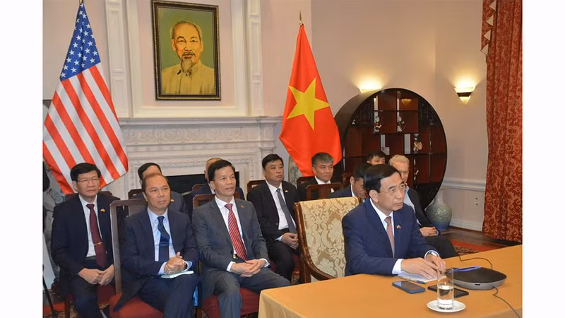 General Phan Van Giang speaks during the phone talk. (Photo: MOD)