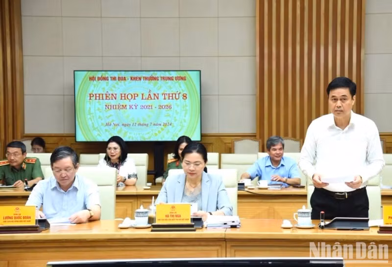 Head of the Central Emulation and Commendation Department Pham Huy Giang speaks at the meeting. Head of the Central Emulation and Commendation Department Pham Huy Giang speaks at the meeting.