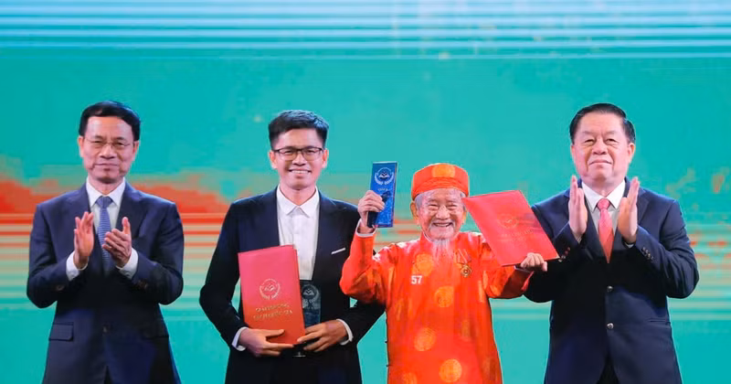 The 104-year-old author Nguyen Dinh Tu receives A prize at the 2024 National Book Awards. (Photo: MINH QUYET)