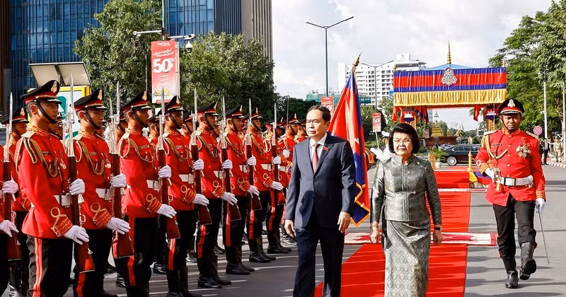 President of the Cambodian National Assembly (NA) Samdech Khuon Sudary (R) chairs a solemn welcome ceremony in Phnom Penh on November 21 afternoon for NA Chairman Tran Thanh Man. (Photo: VNA) 