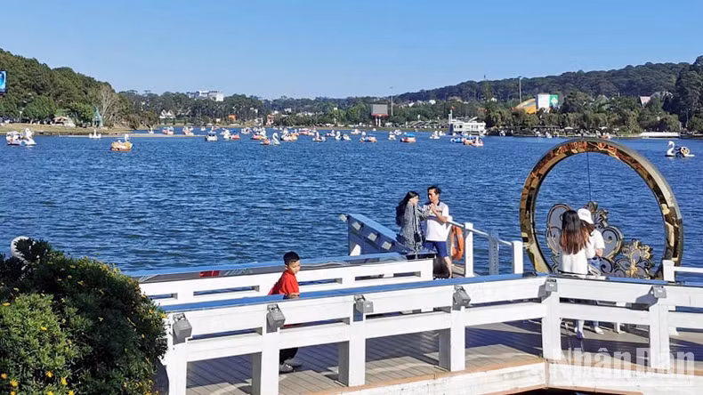 Visitors enjoy the pure atmosphere beside Xuan Huong Lake in Da Lat City.