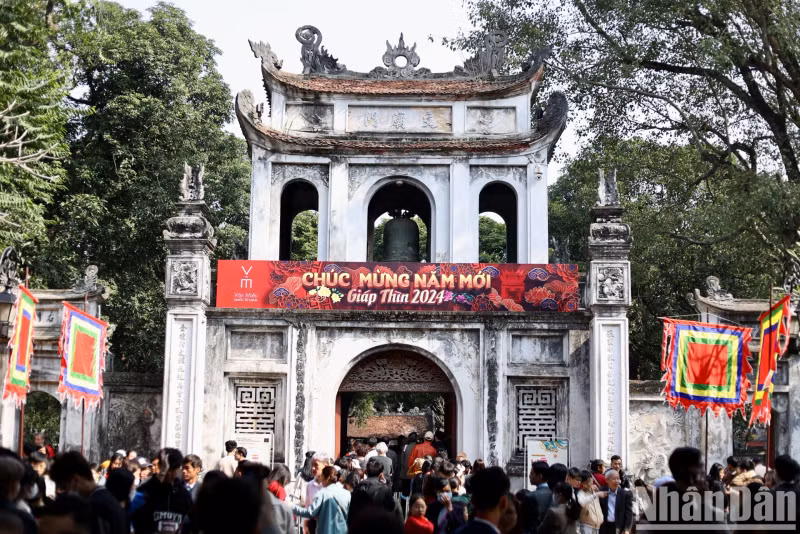 Asking for calligraphy letters at the beginning of the year is a traditional custom of Vietnamese people, showing respect for knowledge, conveying wishes and praying for a successful year.