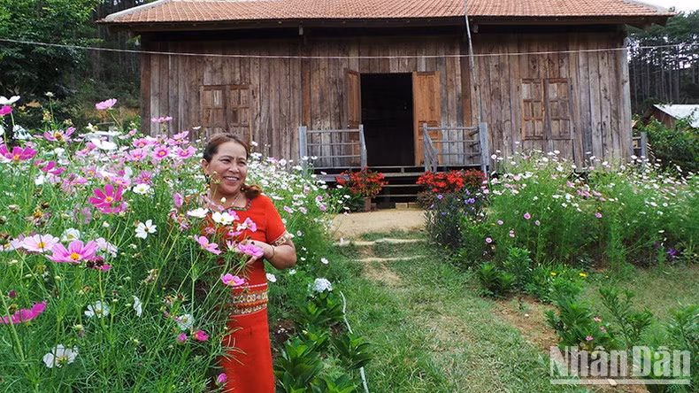 Y Lim is in front of her homestay.