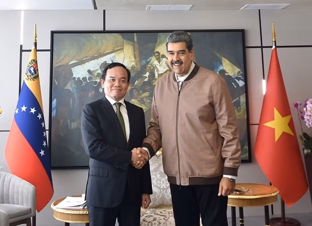 Deputy PM Tran Luu Quang (L) and President of Venezuela Nicolás Maduro Moros. (Photo: VNA)