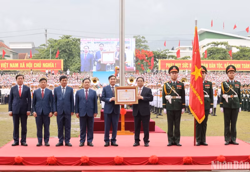 On behalf of the Party and State leaders, Prime Minister Pham Minh Chinh awarded the Independence Order, first class, to the Party Committee, authorities and people of all ethnic groups in Dien Bien Province. On behalf of the Party and State leaders, Prime Minister Pham Minh Chinh awarded the Independence Order, first class, to the Party Committee, authorities and people of all ethnic groups in Dien Bien Province.