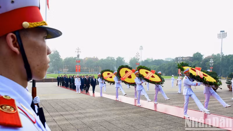 Leaders and former leaders of the Party, State, Government, National Assembly, and Vietnam Fatherland Front pay tribute to President Ho Chi Minh at his mausoleum (Photo: NDO) 