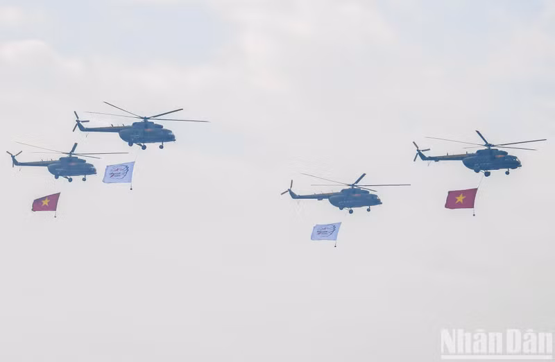 Immediately afterwards, a group of armed helicopters carrying flags entered in an arrow-shaped formation. Immediately afterwards, a group of armed helicopters carrying flags entered in an arrow-shaped formation.