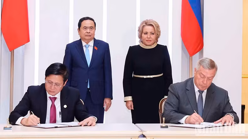 National Assembly Chairman Tran Thanh Man (left) and Speaker of the Federation Council of the Federal Assembly of the Russian Federation Valentina Ivanovna Matvienko witness the signing of a cooperation deal between Ba Ria - Vung Tau province of Vietnam and Rostov Oblast of Russia. (Photo: VNA)