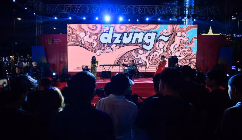 The special duet between 'dan tranh' (Vietnamese 16-string zither) and the electric guitar wowed the audience. In the moment, music seems to have a smooth connection between two generations, between traditional and contemporary features. The special duet between 'dan tranh' (Vietnamese 16-string zither) and the electric guitar wowed the audience. In the moment, music seems to have a smooth connection between two generations, between traditional and contemporary features.