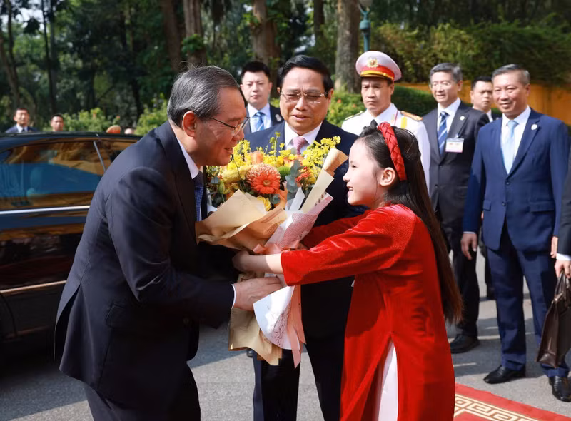 A Hanoi girl presents flowers to welcome Chinese Premier Li Qiang on his official visit to Vietnam. (Photo: VNA) A Hanoi girl presents flowers to welcome Chinese Premier Li Qiang on his official visit to Vietnam. (Photo: VNA)