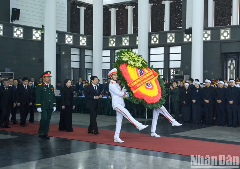 The delegation of the President of the Socialist Republic of Vietnam, led by President Luong Cuong, pays respects to General Nguyen Quyet.