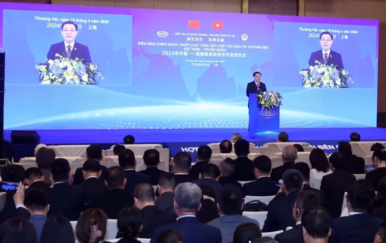 National Assembly (NA) Chairman Vuong Dinh Hue speaks at the forum. (Photo: VNA) 