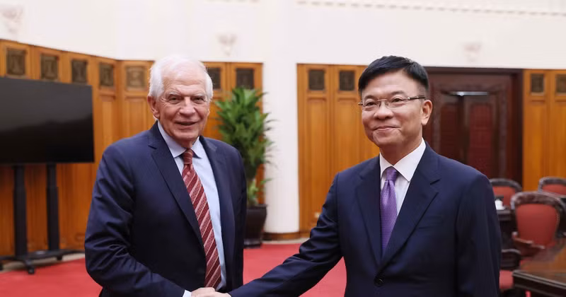 Deputy Prime Minister Le Thanh Long (R) receives EC Vice President Josep Borrell Fontelles (Photo: VNA)