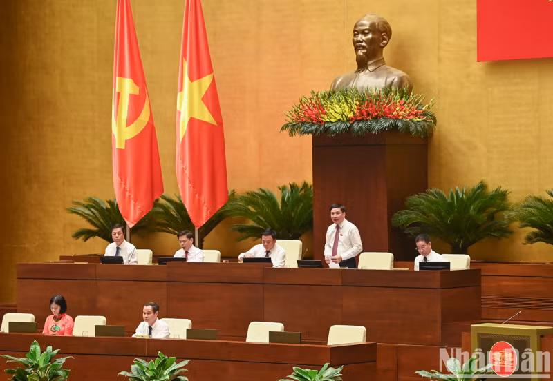 General Secretary of the NA and Chairman of the NA Office Bui Van Cuong moderates the discussion sessions at the seminar. General Secretary of the NA and Chairman of the NA Office Bui Van Cuong moderates the discussion sessions at the seminar.