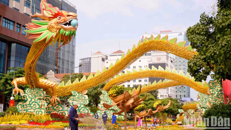 After more than three weeks, the large-scale Nguyen Hue Flower Street has appeared with many colourful spring scenes.