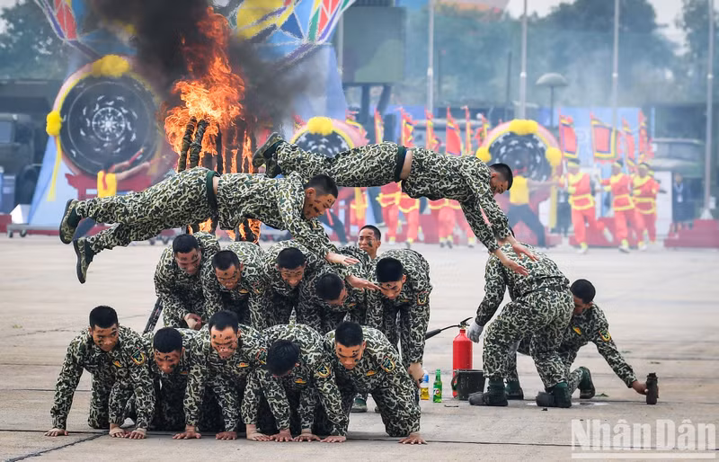 An impressive performance by the commandos draws great admiration. An impressive performance by the commandos draws great admiration.