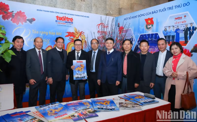 Editor-in-Chief of Nhan Dan Newspaper Le Quoc Minh, Chairman of the Hanoi Journalists Association To Quang Phan and Standing Vice Chairman of the Hanoi Journalists Association Kieu Thanh Hung visit the booth of 'Tuoi tre thu do' (Capital Youth) Newspaper.
