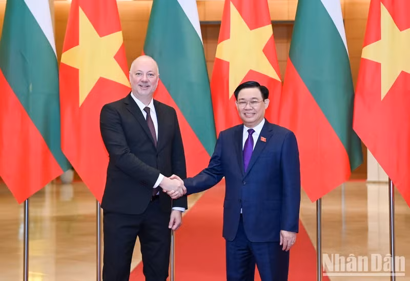 NA Chairman Vuong Dinh Hue and Speaker of Bulgarian NA Rosen Dimitrov Jeliazkov at the welcome ceremony.