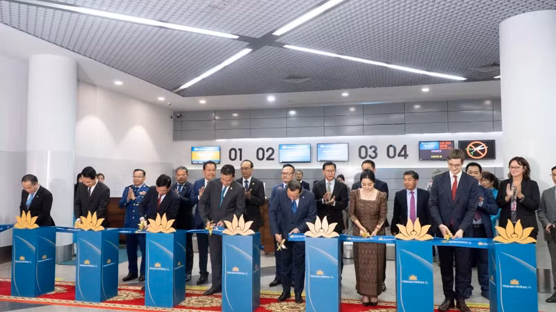 The ribbon-cutting ceremony to officially open the Hanoi-Phnom Penh direct flight route. (Photo: Nguyen Hiep)