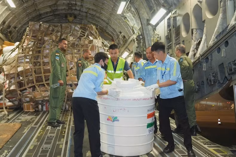 The relief supplies from the government and people of India to the government and people of Vietnam arrived at Noi Bai Airport on the night of September 15.