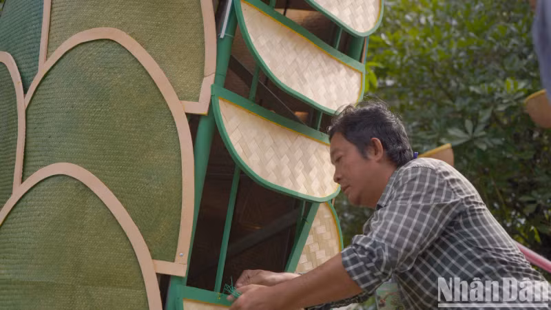 Workers carefully examine the scales of the dragons’ bodies.