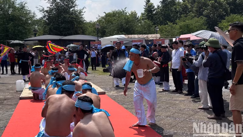 The ritual of sprinkling liquor on the competing teams before the tug-of-war. The ritual of sprinkling liquor on the competing teams before the tug-of-war.
