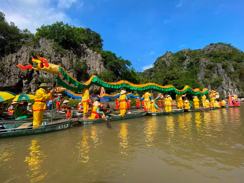 The Ngo Dong River is brilliant during the Tam Coc Yellow Festival. (Photo: Bao Ngoc)