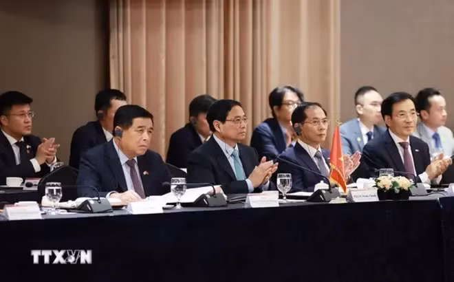 Prime Minister Pham Minh Chinh at a working session with major Korean companies. (Photo: VNA)