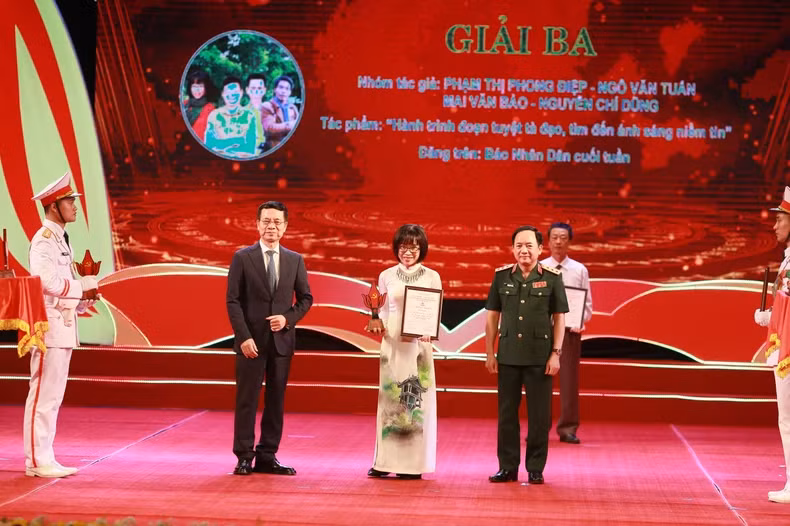 Journalist Phong Diep from Nhan Dan Newspaper receivesthe third prize on behalf of a group of journalists from Nhan Dan Weekly Newspaper.