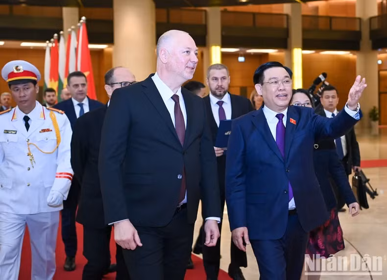 NA Chairman Vuong Dinh Hue and Speaker of the NA of Bulgaria Rossen Dimitrov Jeliazkov.
