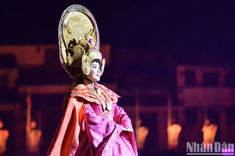 The graceful and charming image of Princess Huyen Tran appears in the artistic programme.