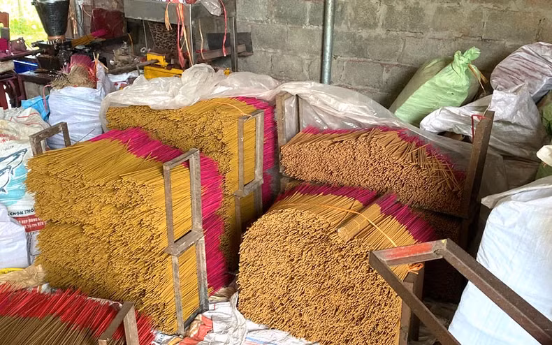 Stacks of incense sticks are ready to be delivered to customers.