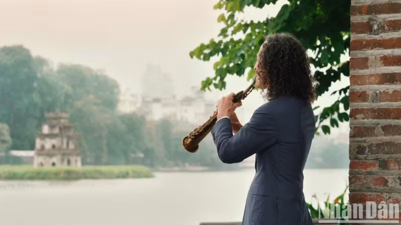 The sound of the saxophone from the artist who loves Hanoi.