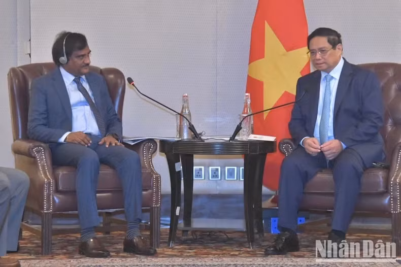 Prime Minister Pham Minh Chinh (right) meets Ramesh Babu, Chairman and Managing Director of SMS Pharmaceuticals Ltd, in New Delhi on July 31. (Photo: NDO)