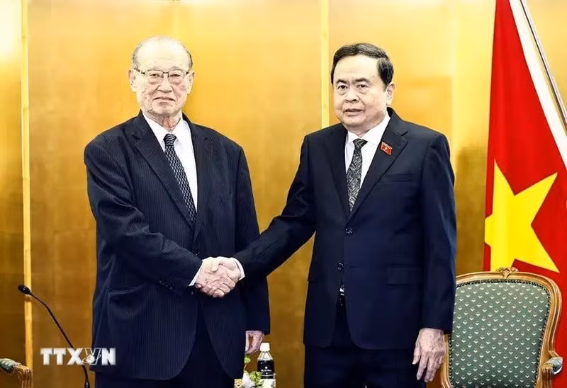 National Assembly Chairman Tran Thanh Man (R) shakes hands with President of the International Friendship Exchange Council (FEC) of Japan Matsuzawa Ken. (Photo: VNA) 