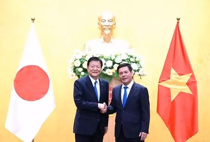 Vietnamese Minister of Industry and Trade Nguyen Hong Dien (R) and Japanese Minister in charge of CPTPP Shindo Yoshitaka (Photo: VNA) 