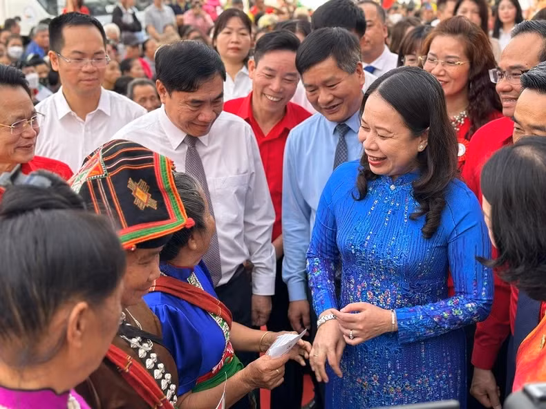 Acting President Vo Thi Anh Xuan encourages people in Dien Bien Province who participated in activities within the framework of Humanitarian Month. Acting President Vo Thi Anh Xuan encourages people in Dien Bien Province who participated in activities within the framework of Humanitarian Month.