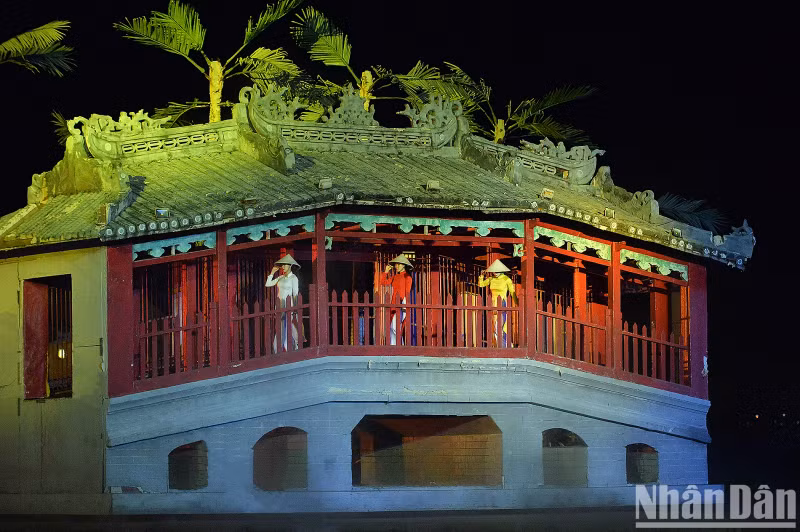 The image of Chua Cau (Japanese Bridge) appears in the programme.