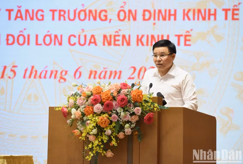 Chairman of the Board of Members of Vietnam Oil and Gas Group Le Manh Hung speaks at the event.