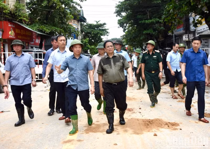 PM Pham Minh Chinh inspects the post-storm recovery efforts in Yen Bai. (Photo: Tran Hai)