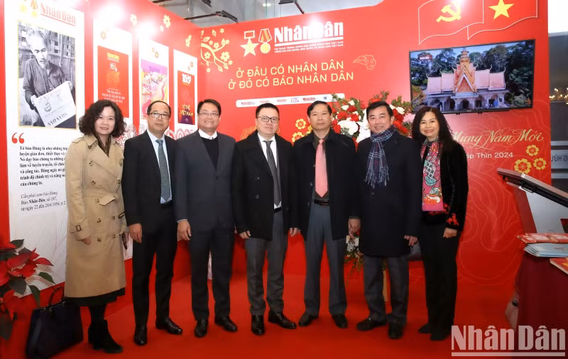 Editor-in-chief of Nhan Dan Newspaper, Le Quoc Minh, and other delegates visit Nhan Dan Newspaper’s pavilion.