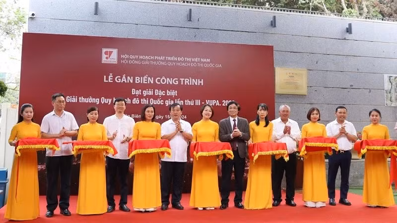 The ribbon cutting ceremony for signboard. 