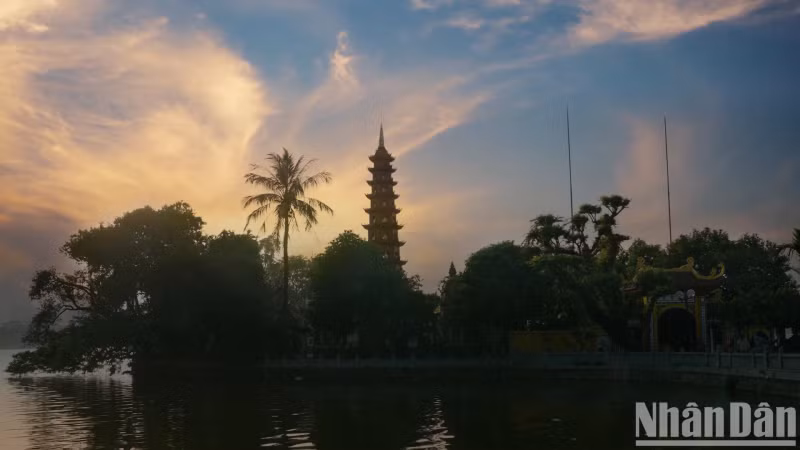 Tran Quoc Pagoda, located on Thanh Nien Street in the middle of West Lake, is an indispensable destination to enjoy the sunset.