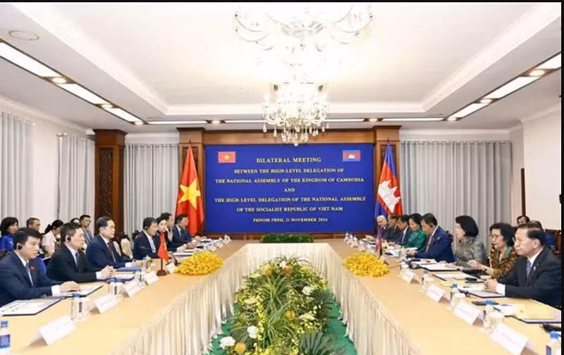 National Assembly (NA) Chairman Tran Thanh Man holds talks with President of the Cambodian NA Samdech Khuon Sudary. (Photo: VNA) 